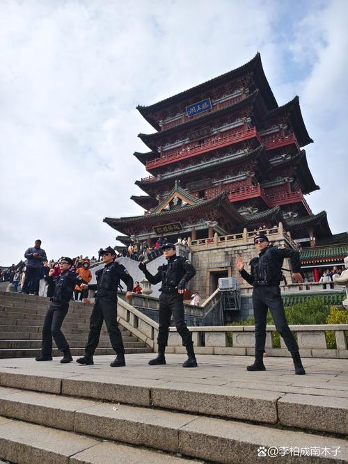 南昌滕王阁下网红辈出 “吊带跳舞哥”走红，连保安都自带流量