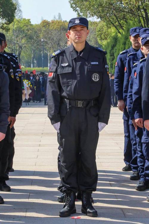 致敬不朽忠魂 汲取奋进力量