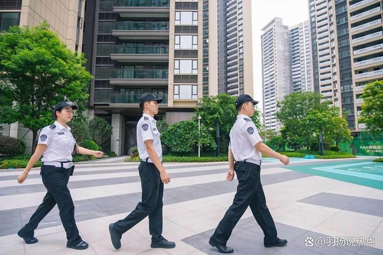 博士蹲点一年,发现小区保安真相:他们不是"守卫",而是"万能搬运工"